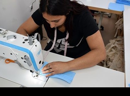 Több intézmény szájmaszkot kezdett gyártani Magyarországon - Többször használható, mosható szájmaszkok előállítására állnak át a Magyar Máltai Szeretetszolgálat foglalkoztatási programjának üzemei. A próbagyártás szerdán kezdődött a tiszaburai varrodában, ahol az előzetes számítások szerint napi 1500 darabot tudnak elkészíteni.videó