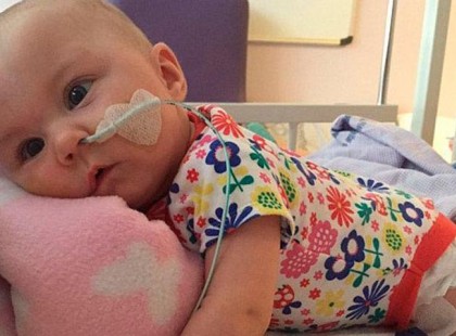 Az egyhónapos baba a kórházban haldoklik. Egyik nap a nővére EZT tette, amikor meglátogatta. És igazi csoda történt