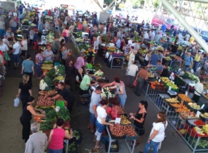 A piacra járóknak üzent a minisztérium -íGY ÉRINTIK A PIACOK NYITVATARTÁSI idejét a korlátozások!