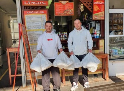 Ez a két jófej srác, ingyen visz lángost a Szent László kórház dolgozóinak.