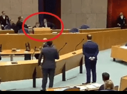 Összeesett a holland egészségügyi miniszter a koronavírusról szóló vita közben - videó