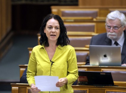 Szabó Tímea feljelenti a házi karanténja idején a parlamentben megjelenő fideszes képviselőt