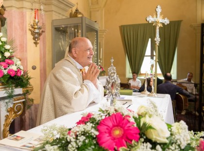 Meghalt az idős plébános miután lemondott egy fiatal beteg javára a lélegeztetőgépről!Hősként tisztelik az idős papot