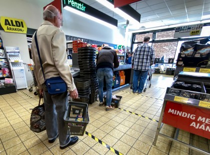 Csak 9-12 óra között mehetnek az idősek boltba, viszont mások pont ekkor nem
