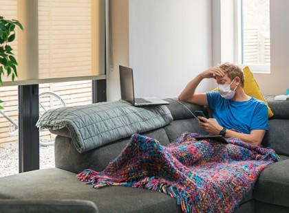 EZT eddig senki nem is sejthette!!! A tünetek megszűnése után még ENNYI IDEIG jelen van a VÍRUS A GYÓGYULTAKBAN! Ezt mindent megváltoztat >>>