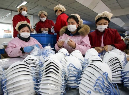 650 forintért árulják a csepeli piac előtt a kötelező maszkot, pár utcával arrébb ingyen osztják névtelen jótevők