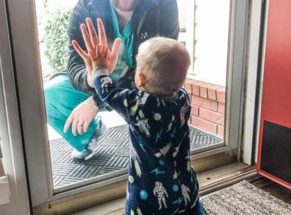 Ápoló vagyok egy nagyon magas kockázatú kórházban, és csak így láthatom a gyermekemet..Bíztatnátok, hogy kitartsak..nehéz.