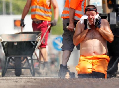 Friss adatokat közölt a KSH. Közmunkások nélkül még többet, 385 ezret keresnek a magyar munkavállalók.Kérem nyomjon egy lájkot vagy egy megosztást az, aki NEM KERESI meg Ezt a bizonyos 385 ezret!