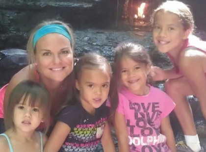 Egy nő örökbe fogadta barátnője 4 lányát, aki rákban meghalt. És azt mondják, hogy nincs női barátság…Megható olvasni, ez a valódi szeretet ❤️ KÜLDJÜNK NEKIK SOK SZÍVECSKÉT <3