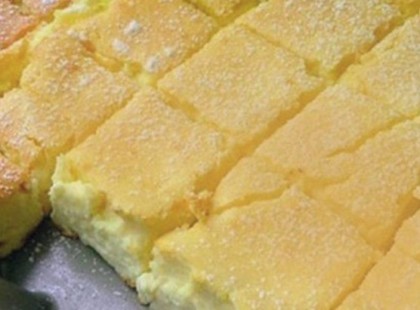 Túrós csoda: a hozzávalókat csak keverd össze, öntsd tepsibe és süsd meg! Már kész is!