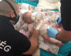 Megetették, és tisztába is tették a Rendőrök azt a csecsemőt, akinek az apukája..