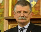 Fizetés emelést kaptak a képviselők .Kövér László 1.9 Milliót visz haza !Az a képviselő, aki egyben a kormány tagja is, mindkét posztért felveszi a juttatást. Összesen így havi 3 308 600 forintért végzi a munkáját, ebből családi kedvezmények nélkül minimum 2 199 824 forintot vihet haza. A miniszterek közül Szijjártó Péter, Rogán Antal, Nagy István és Gulyás Gergely így havi 225 838 forinttal több pénzből gazdálkodhat már áprilisban