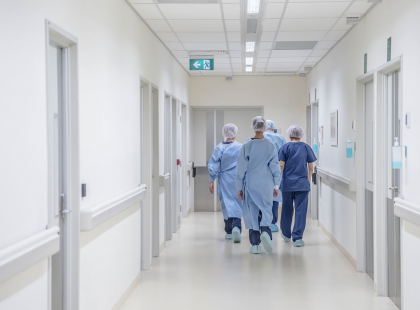 ITT a legfrissebb, már optimista forgatókönyv : Eddig tart a járvány, a korlátozások ha minden jól megy >>>