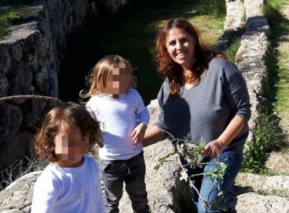 Árva lett ez a két kislány, anyukájuk a koronavírusba halt bele, az apukájuk infarktust kapott