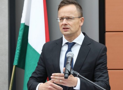 Szijjártó: Százezer maszkot ,védőruhát adományozunk Észak-Macedóniának.