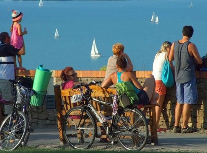 Elárasztották Tihanyt a turisták, váratlan lépésre szánta el magát a település polgármestere