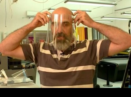 Civilek gyártanának arcvédőpajzsokat a kórházaknak. Eddig 11 ezer darab készült el . Vannak mèg jólelkű emberek❤️Tisztelet ès köszönet nekik!Küldjünk nekik sok szívecskét <3