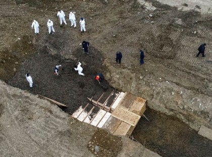 Tömegsírokba temetik a halottakat New Yorkban