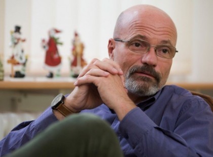 Zacher: nagyon komoly hiba az idősotthonok kiürítése! Zacher Gábor nagyon, nagyon nem ért egyet azzal, ami koronavírus-ügyben az idősotthonokban folyik. Ezt élő adásban el is mondta.