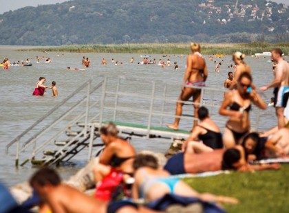 Megrohamozták a kirándulók a Balatont, százával kellett elküldeni őket