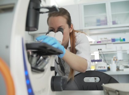 ITT a szakértő válasza – Ekkor csenghet le a járvány Magyarországon! >>