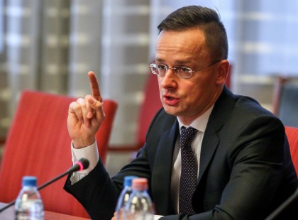 Szijjártó: huszonnégy óra alatt több mint 10 millió maszk érkezett Magyarországra