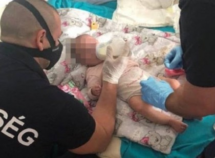 Megetették, és tisztába is tették a Rendőrök azt a csecsemőt, akinek az apukája..