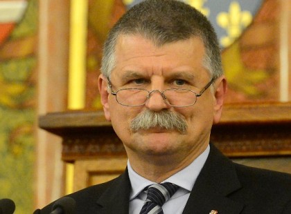 Fizetés emelést kaptak a képviselők .Kövér László 1.9 Milliót visz haza !Az a képviselő, aki egyben a kormány tagja is, mindkét posztért felveszi a juttatást. Összesen így havi 3 308 600 forintért végzi a munkáját, ebből családi kedvezmények nélkül minimum 2 199 824 forintot vihet haza. A miniszterek közül Szijjártó Péter, Rogán Antal, Nagy István és Gulyás Gergely így havi 225 838 forinttal több pénzből gazdálkodhat már áprilisban