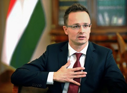 Szijjártó: 22,5 millió maszk és 220 lélegeztetőgép érkezett egy hét alatt
