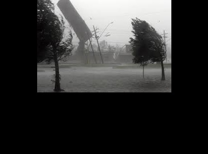 13 megyére adtak ki riasztást !Vigyázzatok! Bedurvul az idő pár órán belül! Nagyon durva szélvihar csap le órákon belül! Ezekben a megyékben már elsőfokúra emelték a riasztást :