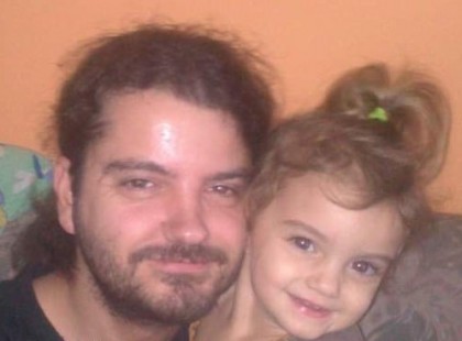 Ő Csaba az ápoló, aki meghalt. A Tatabányai kórházban dolgozott.. 2 kislányát hagyta félárván