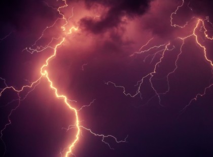 Néhány órán belül JÉGESŐVEL, cikázó villámokkal, fülsiketítő égzengéssel CSAP LE A VIHAR! ITT A LISTA – ezekre a megyékre már kiadták a riasztást!! >>>