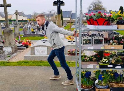 Virágba borította a temetőt egy kertész, akinek a járvány miatt tönkrement a vállalkozása