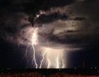 DURVA vihar söpör végig a fél országon! Fülsiketítő Égzengéssel, 70 km /órás széllel, hatalmas FELHŐSZAKADÁSSAL, cikázó villámokkal és JÉGESŐVEL csap le a vihar pár órán belül!!! >> EZEKBEN A MEGYÉKBEN CSAP LE ÓRÁKON BELÜL A DURVA FELHŐSZAKADÁS! >>>>
