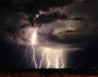 DURVA vihar söpör végig a fél országon! Fülsiketítő Égzengéssel, 70 km /órás széllel, hatalmas FELHŐSZAKADÁSSAL, cikázó villámokkal és JÉGESŐVEL csap le a vihar pár órán belül!!! >> EZEKBEN A MEGYÉKBEN CSAP LE ÓRÁKON BELÜL A DURVA FELHŐSZAKADÁS! >>>>