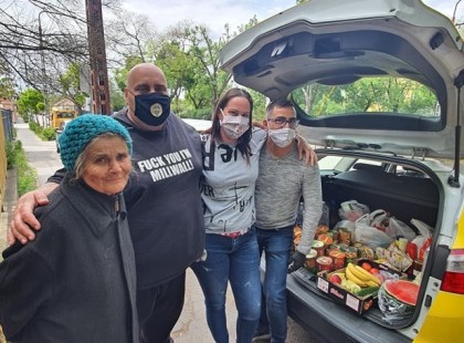 Egy csomagtartónyi élelmiszert kapott Szilágyi István özvegye - könnyekig hatódott az idős Nő