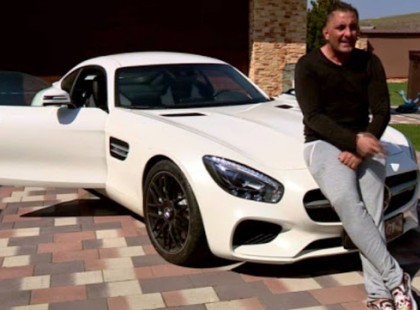 Győzike is kap a művészeknek járó szociális támogatásból..Csepp a tengerbe