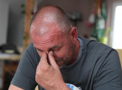 Már agyhalott Ricsi, a 17 éves fiú, aki kiesett a második emeletről. Az édesapja sírva mondta el..