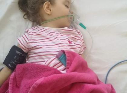 Ez a 3 éves pici lány, Laura leukémiás. Vérre van szüksége, légyszives irányítottan adjatok neki