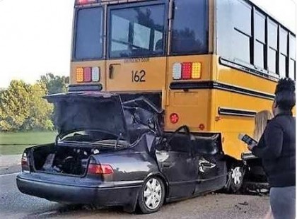 Miután kiemelték az elhunyt lányt az összetört kocsiból, meglátták, mit szorít még mindig a kezében...