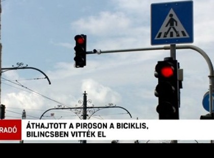 Piroson áthajtott ez biciklis nő - Brutálisan letepertek a rendőrök - videó