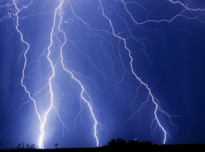 Kettészakad az ország! DURVA VIHAR CSAP LE A FÉL ORSZÁGRA JÉGESŐVEL, ZIVATARRAL, VILLÁMOKKAL, MENNYDÖRGÉSSEL!Ezekre a megyékre már kiadták a riasztást! >>