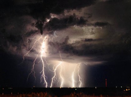 SÚLYOSBODIK A HELYZET! PÁR ÓRÁN BELÜL Durvább idő CSAP LE az országra, mint hitték! Özönvízszerű esővel, villámokkal, KÁROKOZÓ SZÉLLEL CSAP LE A VIHAR!EZEKRE A MEGYÉKRE MÁR KIADTÁK A RIASZTÁST! >>>