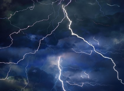 Pár óra múlva DURVA vihar söpör végig a fél országon! Fülsiketítő Égzengéssel, 70 km /órás széllel, hatalmas FELHŐSZAKADÁSSAL, cikázó villámokkal és JÉGESŐVEL csap le a vihar pár órán belül!!! >> EZEKBEN A MEGYÉKBEN CSAP LE ÓRÁKON BELÜL A DURVA FELHŐSZAKADÁS! >>>>