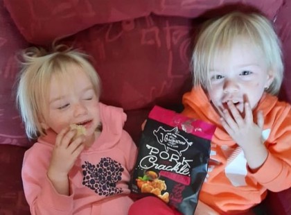 Tragikus, egymást ölelve halt meg a 3 éves ikerpár. Az édesanya őrjöngve akarta betörni a ház ablakait..