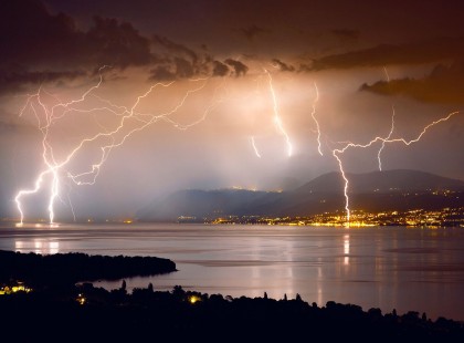 DURVA vihar söpör végig a fél országon! Fülsiketítő Égzengéssel, 70 km /órás széllel, hatalmas FELHŐSZAKADÁSSAL, cikázó villámokkal és JÉGESŐVEL csap le a vihar pár órán belül!!! >> EZEKBEN A MEGYÉKBEN CSAP LE ÓRÁKON BELÜL A DURVA FELHŐSZAKADÁS! >>>>