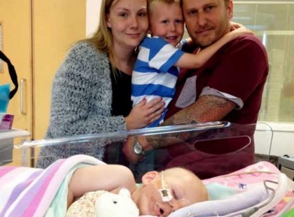 Lekapcsolták a gépekről a kislányukat, és búcsúzóul megcsókolták a homlokát. És akkor...