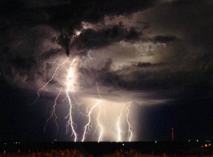 DURVA vihar söpör végig a fél országon! Fülsiketítő Égzengéssel, 70 km /órás széllel, hatalmas FELHŐSZAKADÁSSAL, cikázó villámokkal és JÉGESŐVEL csap le a vihar pár órán belül!!! >> EZEKBEN A MEGYÉKBEN CSAP LE ÓRÁKON BELÜL A DURVA FELHŐSZAKADÁS! >>>>