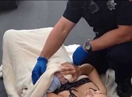 A Blaha Lujza téri villamosmegállóban szült egy nő, rendőrök segítettek neki.Küldjünk sok szívecskét a hős rendőröknek és a kisbabának - anyukának <3