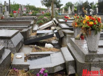 16 sírkövet rongáltak meg ismeretlenek egy temetőben..4 fa keresztet elloptak